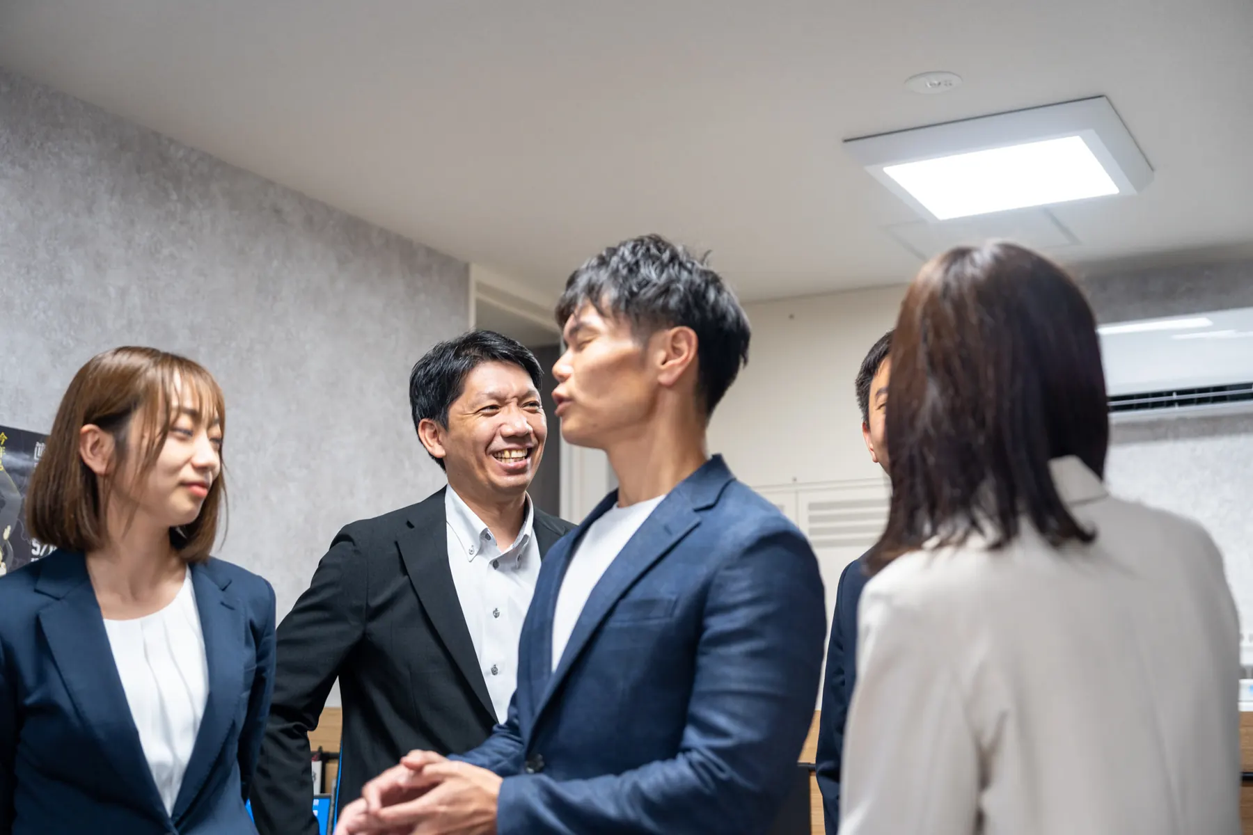 事務所で話す職員